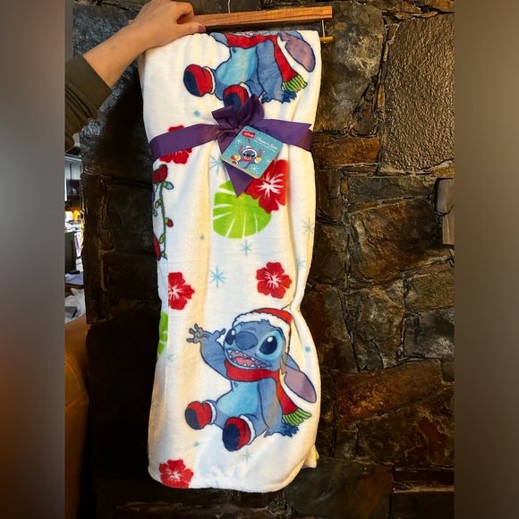Disney Accessories - 🇺🇸 Stitch x Disney Christmas Throw